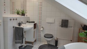 Möbilierte Ferienwohnung (70qm) mit Balkon - Anette's nettes Dachjuchhe