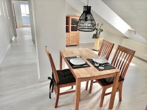 Möbilierte Ferienwohnung (70qm) mit Balkon - Anette's nettes Dachjuchhe
