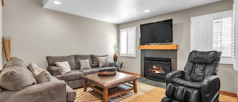 This charming two-bedroom townhouse is close to Canyons Resort, making it the perfect location for a mountain retreat. You can unwind in the massage chair in the living room, after a day of skiing. It has three levels of living space.