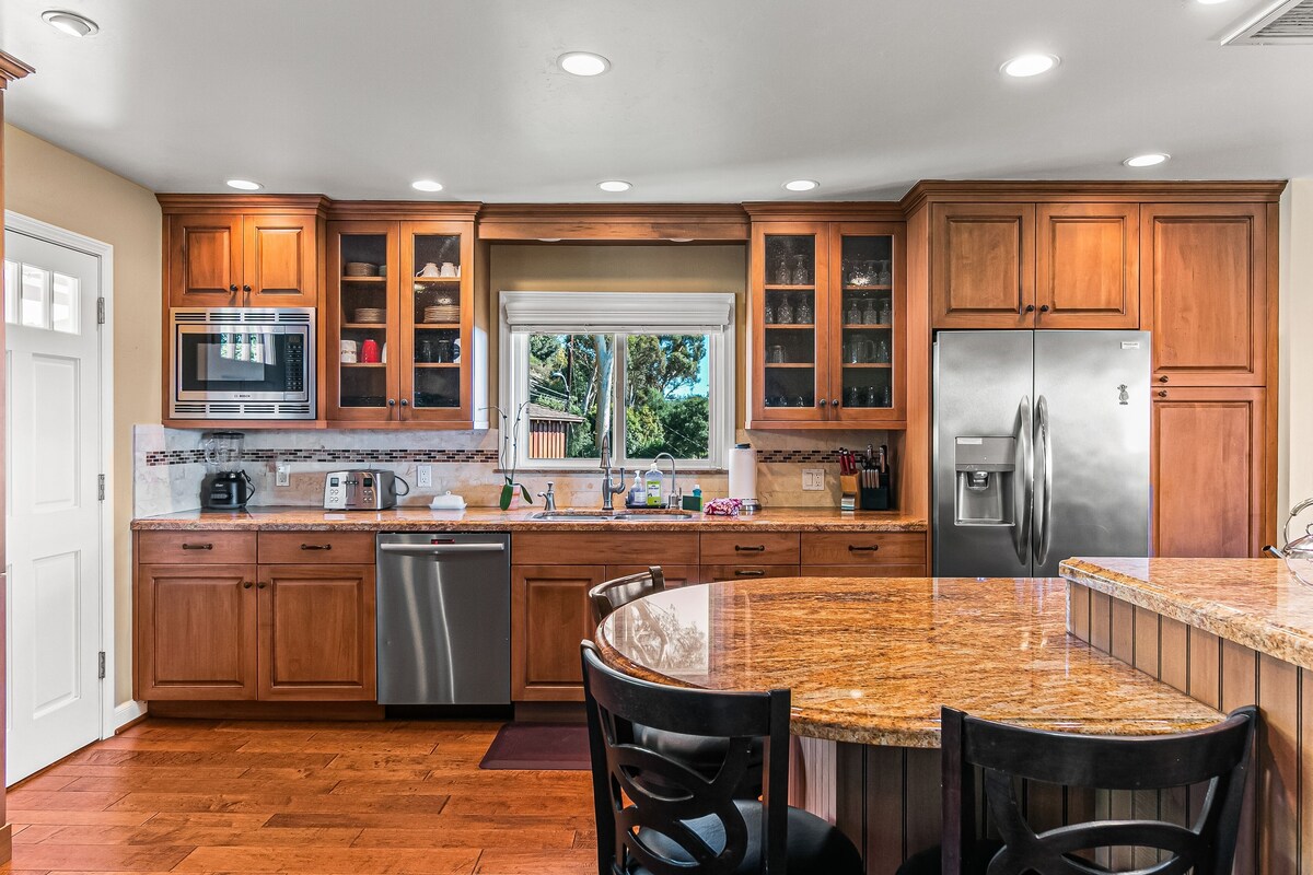 Modern home with ocean views, wood fireplace, & chef’s kitchen – dog-friendly