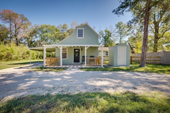 Conroe Vacation Rental | 3BR | 2BA | 1,576 Sq Ft | 1 Small Step to Enter
