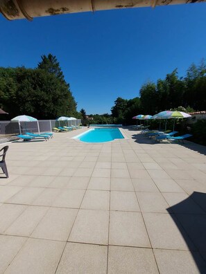 Piscine partagée aux 3 gites