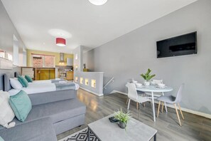 Campbell Square Roof Terrace Apartment, Liverpool - Host & Stay