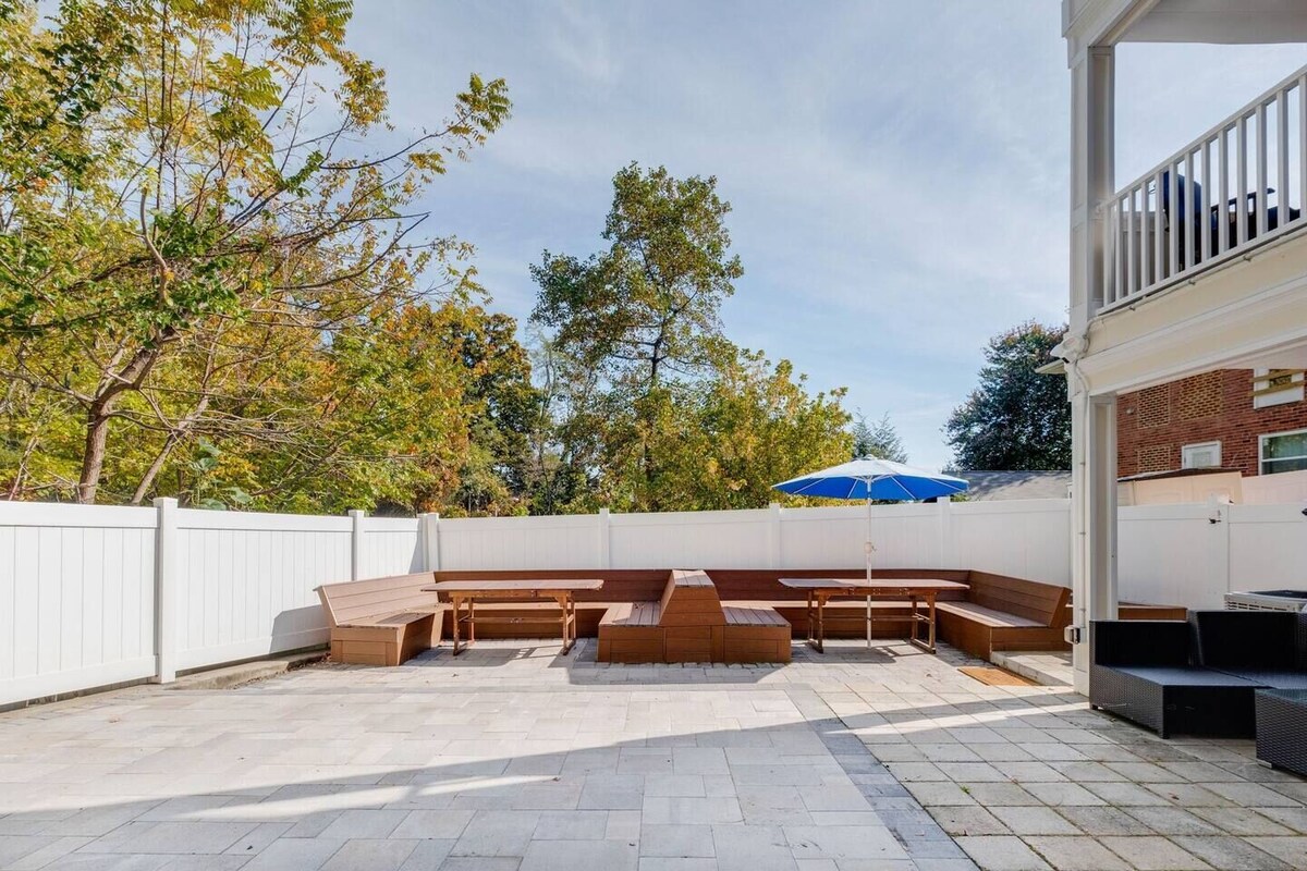 Modern King Bed | 15 Min to DC | Backyard