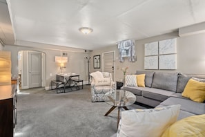 Cozy Living and Dining Area | Plenty of comfortable seating!