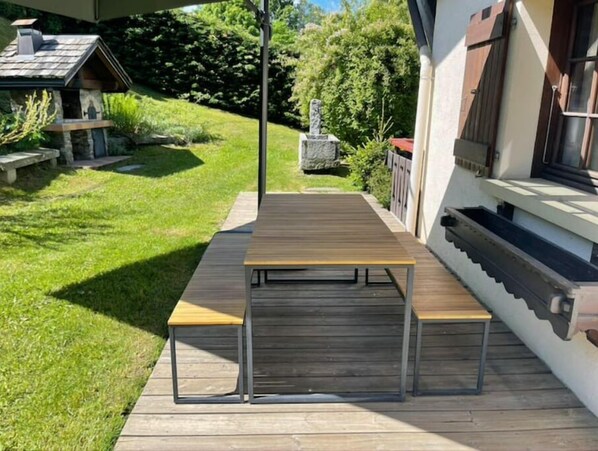 Outdoor dining