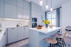 The fully equipped kitchen benefits from all the essentials for a short or long stay in Birmingham.