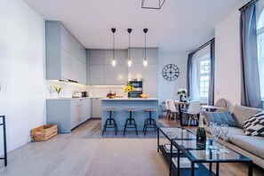 The open-plan living room, dining area and kitchen benefit from a 60-inch Smart TV, a 6-seater dining table and plenty of space to sit down in the evenings.