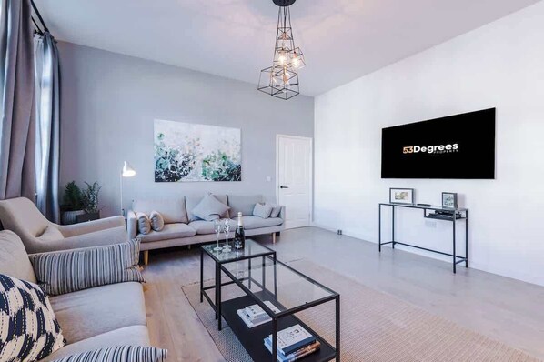 The open-plan living room, dining area and kitchen benefit from a 60-inch Smart TV, a 6-seater dining table and plenty of space to sit down in the evenings.