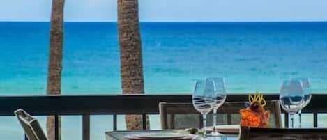 Table with a view... Welcome to the "Fish Condo" at Hale Mahina.