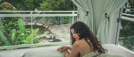Relaxing waterfall view and the music of nature and awaits you from your bed.