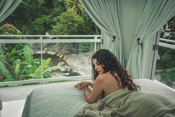 Relaxing waterfall view and the music of nature and awaits you from your bed.