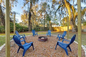 Wood-Burning Fire Pit | Self Check-In | 4 Mi to Ben Hill Griffin Stadium