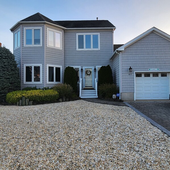 Front house parking for four cars in the driveway