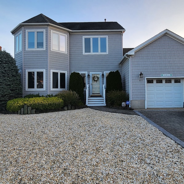 Front house parking for four cars in the driveway