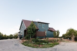 Lonebranch Cabin & Parking