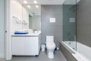 Miami Miami Beach 1 Deluxe Ocean View Bathroom
