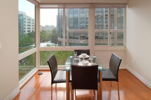 Downtown Washington 1 Bedroom Dining Room