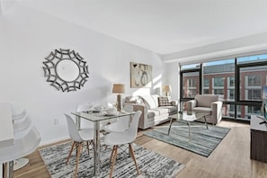 Downtown/South End Boston 1 Bedroom Dining Room