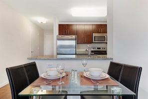 Jersey City 1 Bedroom River View Dining Room