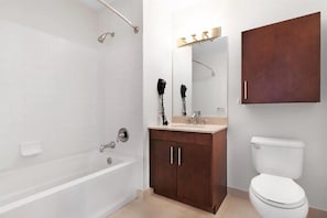 Jersey City 1 Bedroom River View Bathroom