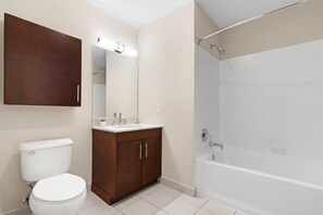 Jersey City 2 Bedroom River View Bathroom