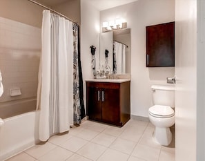 Jersey City 2 Bedroom River View Bathroom