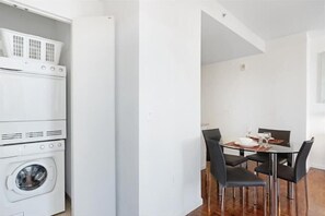 Jersey City 1 Bedroom Dining Room