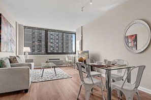 Jersey City 1 Bedroom Dining Room