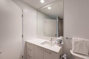 Herndon/Reston Reston 2 Bedroom Bathroom