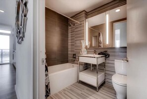 Midtown West New York 1 Bedroom Bathroom