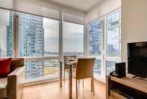 Midtown West New York 1 Bedroom Dining Room