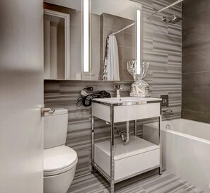 Midtown West New York 1 Bedroom Bathroom