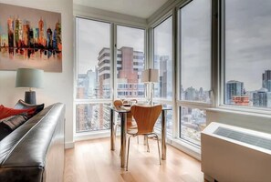 Midtown West New York 1 Bedroom Dining Room