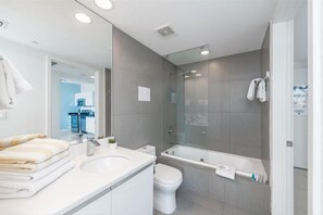 Miami Miami Beach 1 Bay View No Balcony Bathroom