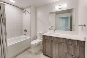 Noma Washington 1 Bedroom Bathroom