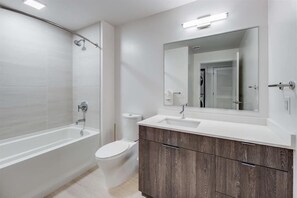 Noma Washington 1 Bedroom Deluxe w/ Balco Bathroom