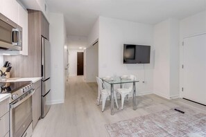 Noma Washington 1 Bedroom Deluxe w/ Balco Dining Room