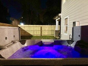 Turn on the lights and the jets for an extra special evening soak! Note quiet hours after 10pm - please be a good neighbor! No excessive noise.