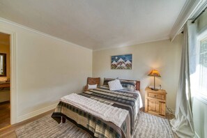 Main living area, view from the entryway.