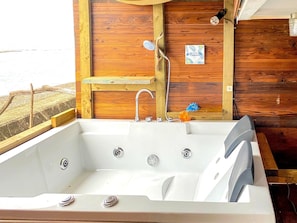 ・ [Ocean View Suite] Enjoy the resort mood with an open-air jacuzzi