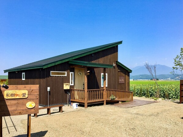 ・[Side Cottage] There is a gentle slope near the entrance