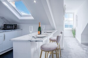 The Penthouse - Luxury 1 Bed - Panorama - Tenby (17273)