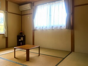・【Japanese-style room】Would you like to spend a relaxing time surrounded by the scent of tatami mats?
