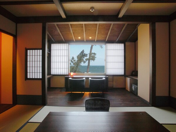 ・[Modern Japanese style/Koigatari no Ma/Japanese-style room "Kuroshio"] You can see the beautiful scenery of Ise Bay from the room.