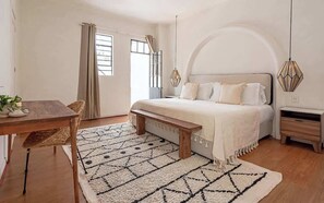 Habitación con cama king. | Bedroom with king size bed.