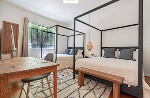 Habitación con dos camas queen. | Bedroom with two queen size beds.