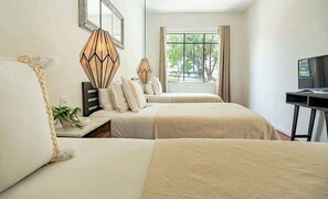 Habitación con tres camas individuales. | Bedroom with three single beds.