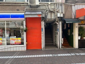 Entrance (Fourth floor, go up the stairs on the right side facing Lawson Oita Funai Gobangai store)