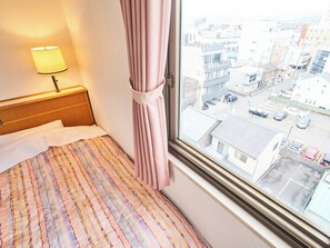 ・[Single Room] Enjoy the fresh and unfamiliar scenery that only a travel destination can offer from the bedside window.